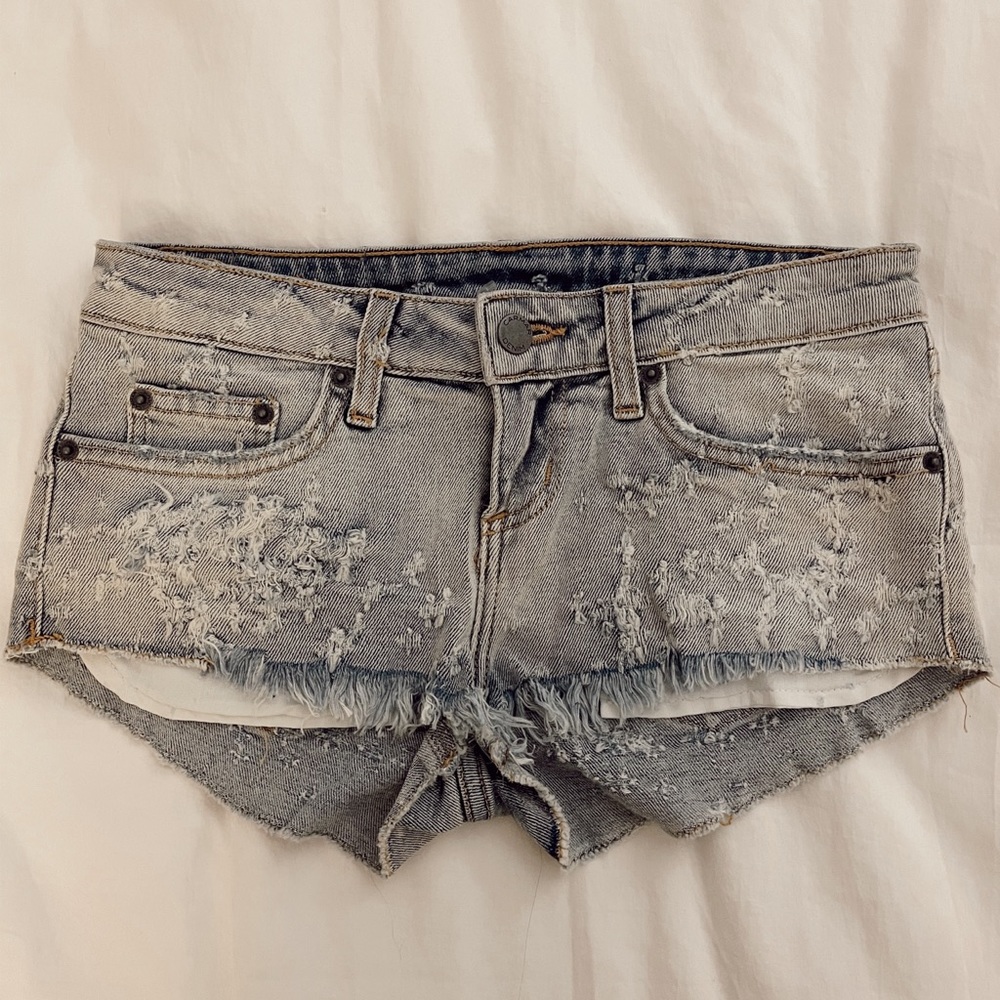 super cute distressed carmar shorts